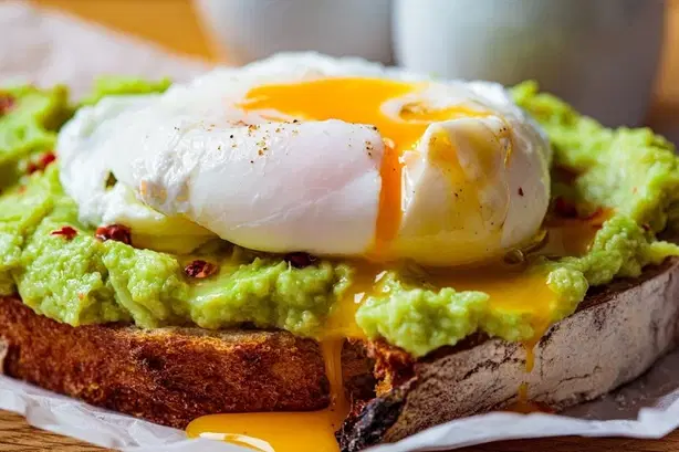 Huevo Poché con Crema de Aguacate